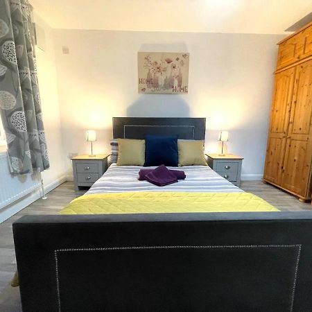 Deluxe 1-Bedroom Serviced Apartment Sleeps 4 For Short Or Long Stay Gillingham  Zewnętrze zdjęcie