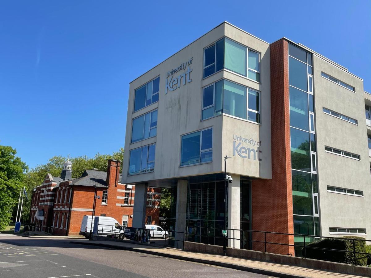 Deluxe 1-Bedroom Serviced Apartment Sleeps 4 For Short Or Long Stay Gillingham  Zewnętrze zdjęcie