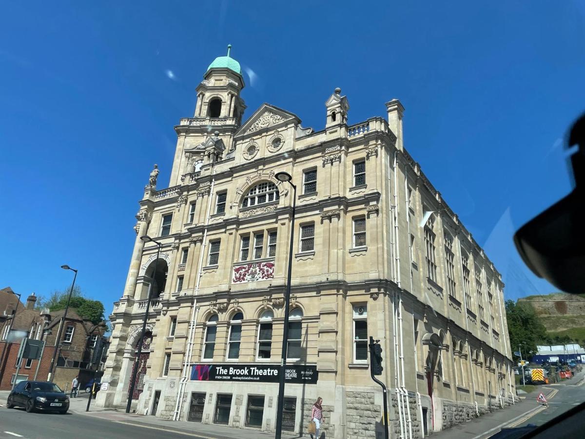 Deluxe 1-Bedroom Serviced Apartment Sleeps 4 For Short Or Long Stay Gillingham  Zewnętrze zdjęcie