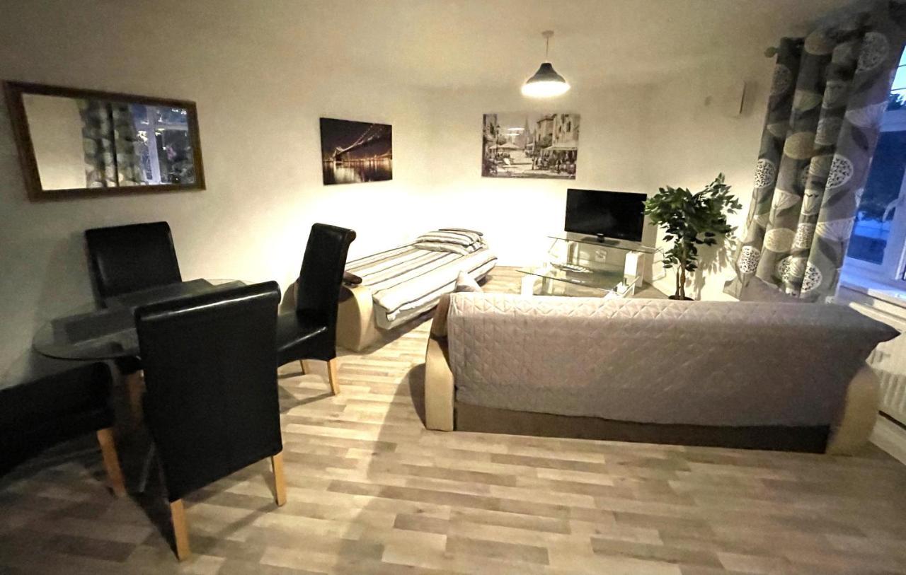 Deluxe 1-Bedroom Serviced Apartment Sleeps 4 For Short Or Long Stay Gillingham  Zewnętrze zdjęcie