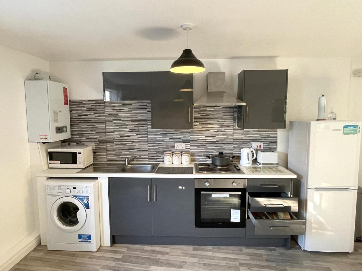 Deluxe 1-Bedroom Serviced Apartment Sleeps 4 For Short Or Long Stay Gillingham  Zewnętrze zdjęcie