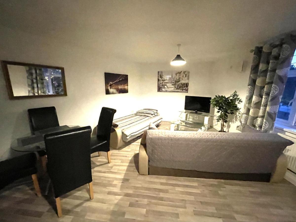 Deluxe 1-Bedroom Serviced Apartment Sleeps 4 For Short Or Long Stay Gillingham  Zewnętrze zdjęcie