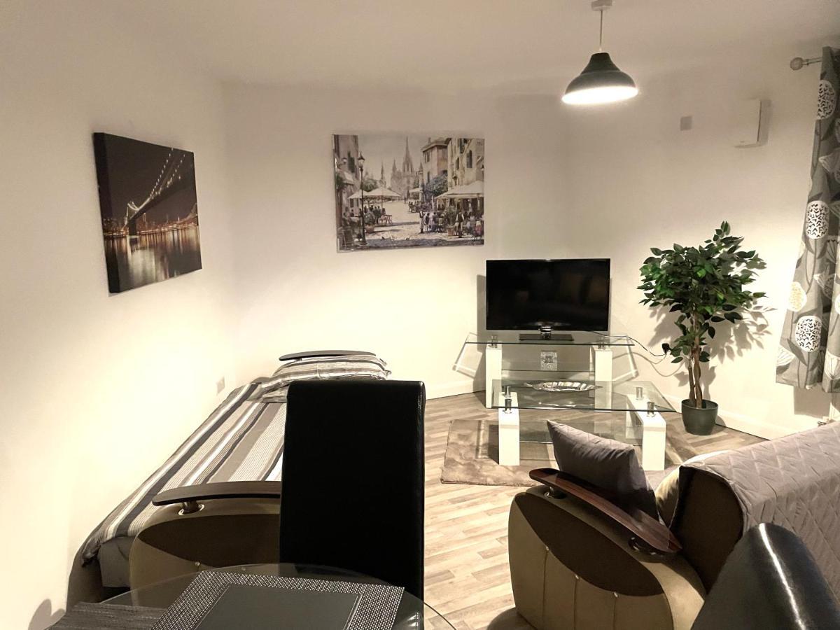 Deluxe 1-Bedroom Serviced Apartment Sleeps 4 For Short Or Long Stay Gillingham  Zewnętrze zdjęcie