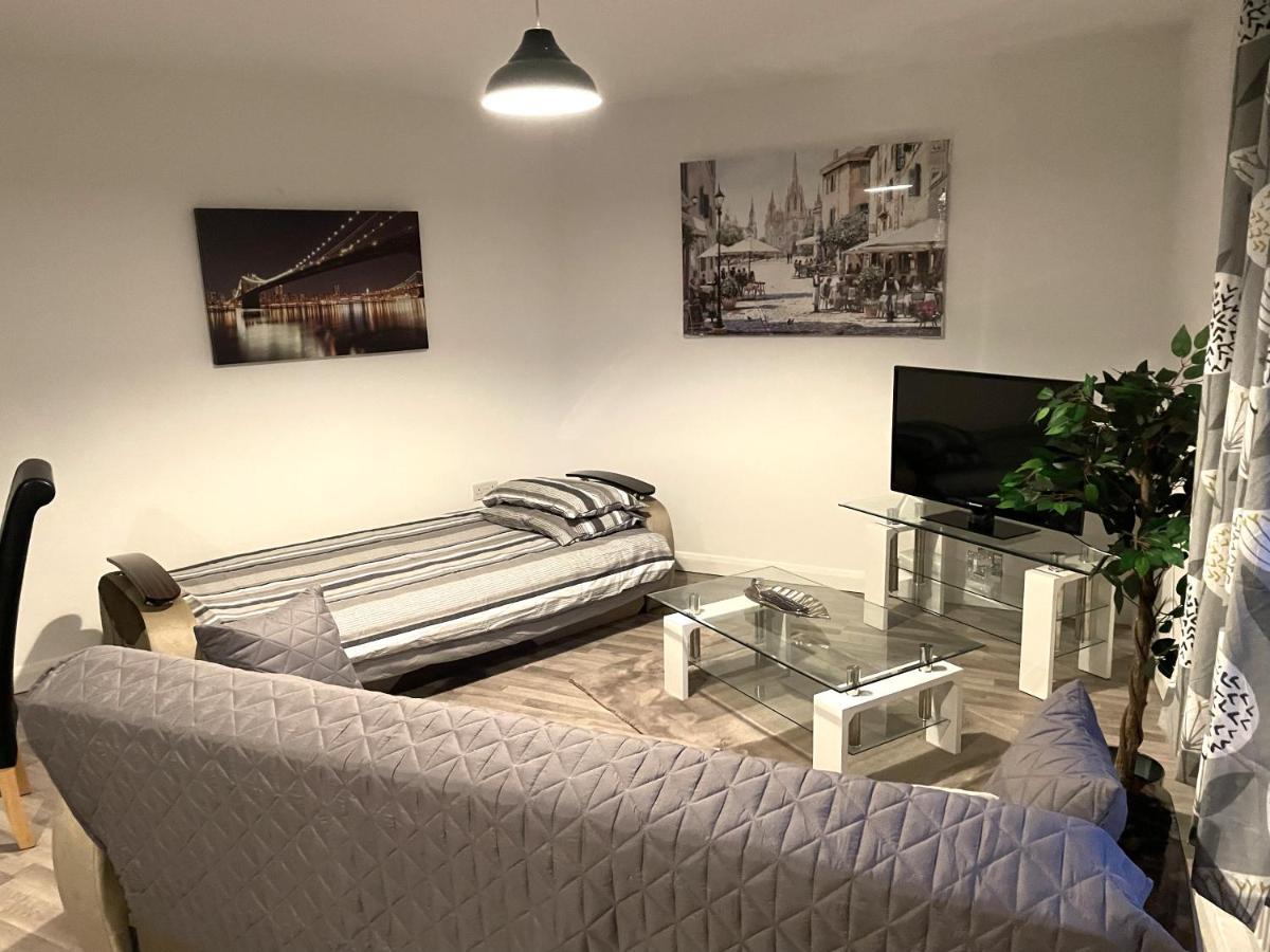 Deluxe 1-Bedroom Serviced Apartment Sleeps 4 For Short Or Long Stay Gillingham  Zewnętrze zdjęcie