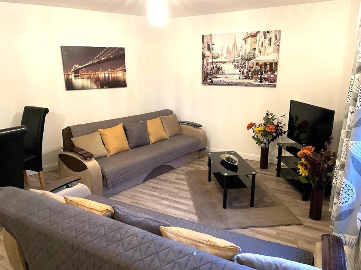 Deluxe 1-Bedroom Serviced Apartment Sleeps 4 For Short Or Long Stay Gillingham  Zewnętrze zdjęcie