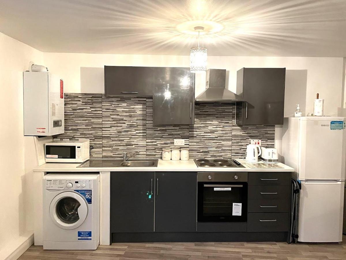 Deluxe 1-Bedroom Serviced Apartment Sleeps 4 For Short Or Long Stay Gillingham  Zewnętrze zdjęcie