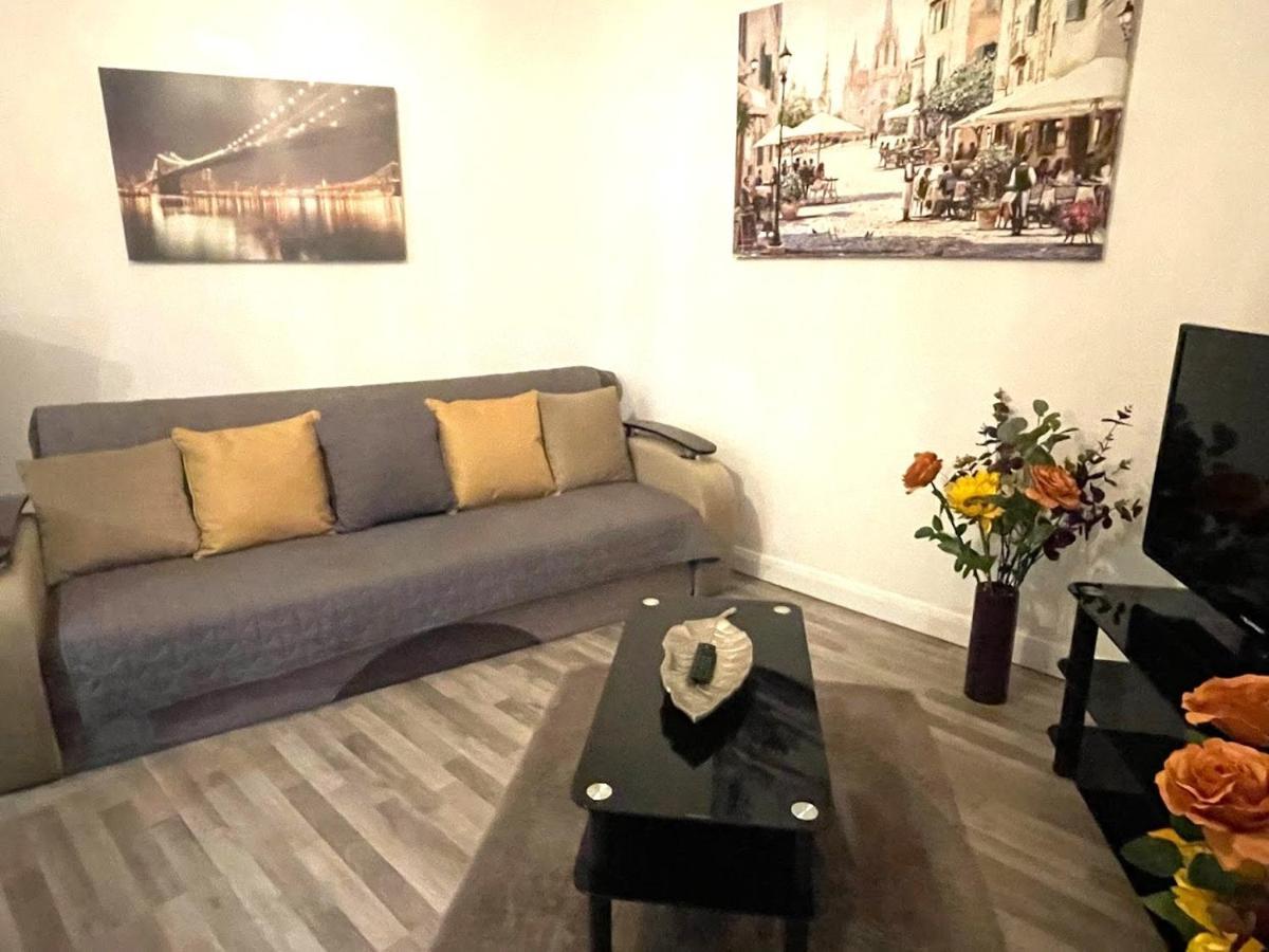 Deluxe 1-Bedroom Serviced Apartment Sleeps 4 For Short Or Long Stay Gillingham  Zewnętrze zdjęcie
