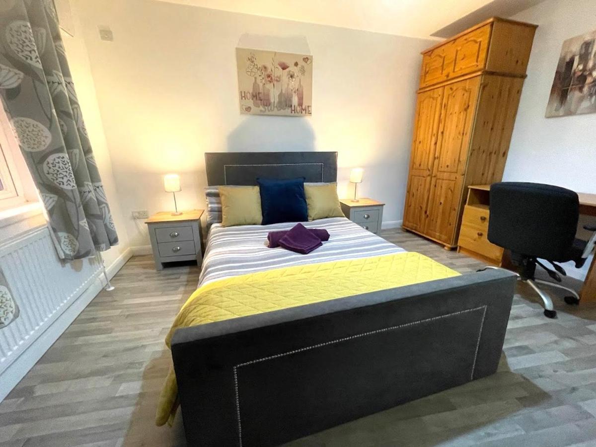 Deluxe 1-Bedroom Serviced Apartment Sleeps 4 For Short Or Long Stay Gillingham  Zewnętrze zdjęcie